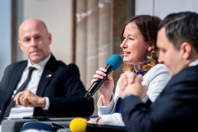 Am 6. November 2025 nahm Bundesministerin Claudia Plakolm (m.) an der Podiumsdiskussion zu 30 Jahre EU-Mitgliedschaft teil.