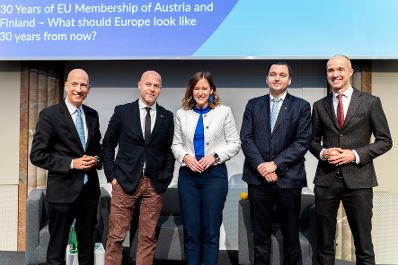 Am 6. November 2025 nahm Bundesministerin Claudia Plakolm (m.) an der Podiumsdiskussion zu 30 Jahre EU-Mitgliedschaft teil. Im Bild mit Bundesminister Martin Kocher (l.).