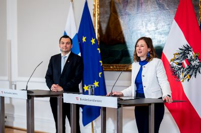 Am 6. November 2025 empfing Bundesministerin Claudia Plakolm (r.) den finnischen Minister f&uuml;r europ&auml;ische Angelegenheiten und Beteiligungsf&uuml;hrung Joakim Strand (l.) zu einem Arbeitsgespr&auml;ch. Im Bild beim Doorstep.
