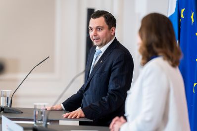 Am 6. November 2025 empfing Bundesministerin Claudia Plakolm (r.) den finnischen Minister f&uuml;r europ&auml;ische Angelegenheiten und Beteiligungsf&uuml;hrung Joakim Strand (l.) zu einem Arbeitsgespr&auml;ch. Im Bild beim Doorstep.