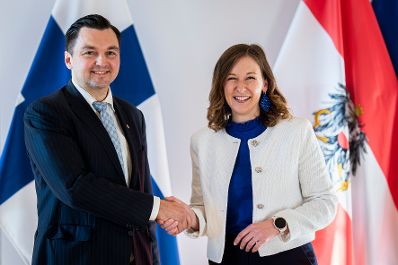 Am 6. November 2025 empfing Bundesministerin Claudia Plakolm (r.) den finnischen Minister f&uuml;r europ&auml;ische Angelegenheiten und Beteiligungsf&uuml;hrung Joakim Strand (l.) zu einem Arbeitsgespr&auml;ch.