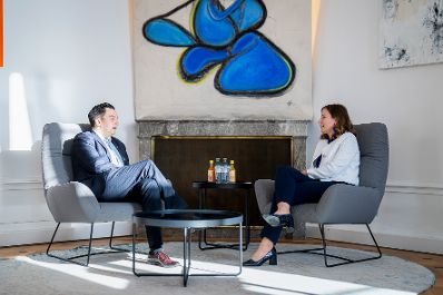 Am 6. November 2025 empfing Bundesministerin Claudia Plakolm (r.) den finnischen Minister f&uuml;r europ&auml;ische Angelegenheiten und Beteiligungsf&uuml;hrung Joakim Strand (l.) zu einem Arbeitsgespr&auml;ch.