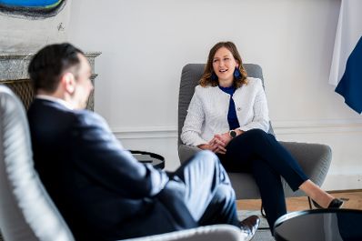Am 6. November 2025 empfing Bundesministerin Claudia Plakolm (r.) den finnischen Minister f&uuml;r europ&auml;ische Angelegenheiten und Beteiligungsf&uuml;hrung Joakim Strand (l.) zu einem Arbeitsgespr&auml;ch.
