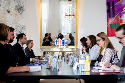 Am 6. November 2025 empfing Bundesministerin Claudia Plakolm (3.v.r.) den finnischen Minister f&uuml;r europ&auml;ische Angelegenheiten und Beteiligungsf&uuml;hrung Joakim Strand (3.v.l.) zu einem Arbeitsgespr&auml;ch. Im Bild bei den Bilateralen Gespr&auml;chen.