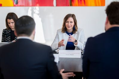 Am 6. November 2025 empfing Bundesministerin Claudia Plakolm (m.r.) den finnischen Minister f&uuml;r europ&auml;ische Angelegenheiten und Beteiligungsf&uuml;hrung Joakim Strand (m.l.) zu einem Arbeitsgespr&auml;ch. Im Bild bei den Bilateralen Gespr&auml;chen.