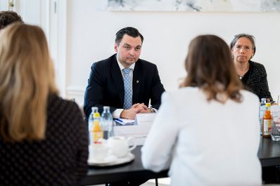 Am 6. November 2025 empfing Bundesministerin Claudia Plakolm (2.v.l.) den finnischen Minister f&uuml;r europ&auml;ische Angelegenheiten und Beteiligungsf&uuml;hrung Joakim Strand (m.) zu einem Arbeitsgespr&auml;ch. Im Bild bei den Bilateralen Gespr&auml;chen.