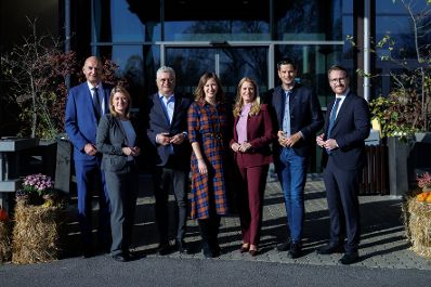 Am 7. November 2025 nahm Bundesministerin Claudia Plakolm (4.v.l.) an der IntegrationsreferentInnenkonferenz im Burgenland teil. Im Bild mit Landesr&auml;tin Daniela Winkler (3.v.r.).