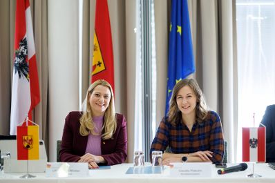 Am 7. November 2025 nahm Bundesministerin Claudia Plakolm (r.) an der IntegrationsreferentInnenkonferenz im Burgenland teil. Im Bild mit Landesr&auml;tin Daniela Winkler (l.).