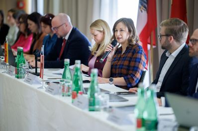 Am 7. November 2025 nahm Bundesministerin Claudia Plakolm (3.v.r.) an der IntegrationsreferentInnenkonferenz im Burgenland teil. Im Bild mit Landesr&auml;tin Daniela Winkler (4.v.r.).