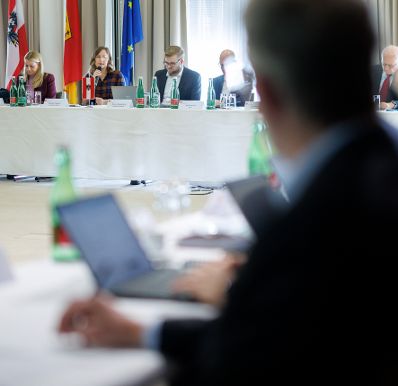 Am 7. November 2025 nahm Bundesministerin Claudia Plakolm (2.v.l.) an der IntegrationsreferentInnenkonferenz im Burgenland teil. Im Bild mit Landesr&auml;tin Daniela Winkler (l.).