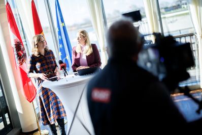 Am 7. November 2025 nahm Bundesministerin Claudia Plakolm (l.) an der IntegrationsreferentInnenkonferenz im Burgenland teil. Im Bild mit Landesr&auml;tin Daniela Winkler (m.) bei der anschlie&szlig;enden Pressekonferenz.