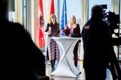 Am 7. November 2025 nahm Bundesministerin Claudia Plakolm (m.l.) an der IntegrationsreferentInnenkonferenz im Burgenland teil. Im Bild mit Landesr&auml;tin Daniela Winkler (m.r.) bei der anschlie&szlig;enden Pressekonferenz.