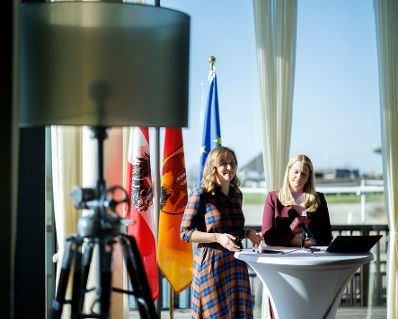 Am 7. November 2025 nahm Bundesministerin Claudia Plakolm (l.) an der IntegrationsreferentInnenkonferenz im Burgenland teil. Im Bild mit Landesr&auml;tin Daniela Winkler (r.) bei der anschlie&szlig;enden Pressekonferenz.