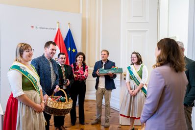 Am 13. November 2025 empfing Bundesministerin Claudia Plakolm (2.v.r.) eine Delegation des Bundesostbauverbands &Ouml;sterreich zu einem Arbeitsgespr&auml;ch