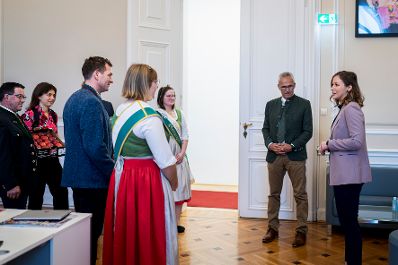 Am 13. November 2025 empfing Bundesministerin Claudia Plakolm (r.) eine Delegation des Bundesostbauverbands &Ouml;sterreich zu einem Arbeitsgespr&auml;ch