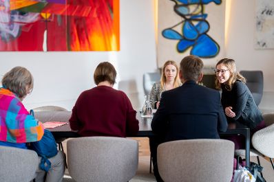 Am 18. November 2025 empfing Bundesministerin Claudia Plakolm (r.) Vertreter des Katholischen Familienverbands zu einem Arbeitsgespr&auml;ch.