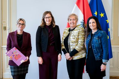 Am 18. November 2025 empfing Bundesministerin Claudia Plakolm (2.v.l.) die &Ouml;GB Bundesfrauen zu einem Arbeitsgespr&auml;ch.