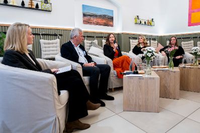 Am 19. November 2025 nahm Bundesministerin Claudia Plakolm (m.) am Familienpolitischen Gespr&auml;ch &bdquo;Was, wenn&rsquo;s nicht klappt? &ndash; Wenn der Kinderwunsch weit entfernt oder unerf&uuml;llt ist&ldquo; teil.