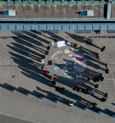 Am 19. November 2025 besuchte Bundesministerin Claudia Plakolm die Stra&szlig;enkreide-Malaktion zum Tag der Kinderrechte vor dem Bundeskanzleramt.