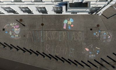 Am 19. November 2025 besuchte Bundesministerin Claudia Plakolm die Stra&szlig;enkreide-Malaktion zum Tag der Kinderrechte vor dem Bundeskanzleramt.