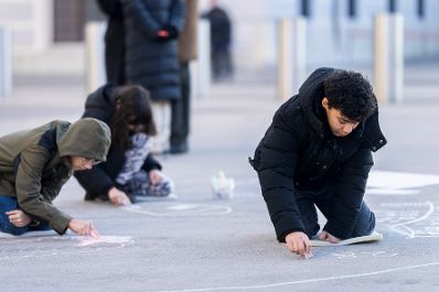 Am 19. November 2025 besuchte Bundesministerin Claudia Plakolm die Stra&szlig;enkreide-Malaktion zum Tag der Kinderrechte vor dem Bundeskanzleramt.