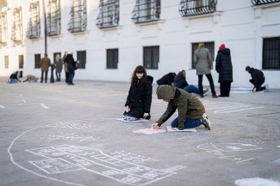 Am 19. November 2025 besuchte Bundesministerin Claudia Plakolm die Stra&szlig;enkreide-Malaktion zum Tag der Kinderrechte vor dem Bundeskanzleramt.