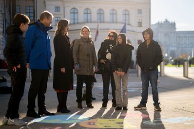 Am 19. November 2025 besuchte Bundesministerin Claudia Plakolm (3.v.l.) die Stra&szlig;enkreide-Malaktion zum Tag der Kinderrechte vor dem Bundeskanzleramt.