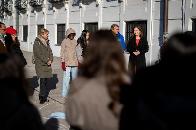 Am 19. November 2025 besuchte Bundesministerin Claudia Plakolm die Stra&szlig;enkreide-Malaktion zum Tag der Kinderrechte vor dem Bundeskanzleramt.