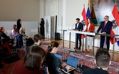 Am 20. November 2025 gab Bundesministerin Claudia Plakolm (m.) gemeinsam mit Staatssekret&auml;r J&ouml;rg Leichtfried (r.) und Klubobmann Yannick Shetty (l.) eine Pressekonferenz zum Thema Kinderkopftuchverbot an den Schulen.