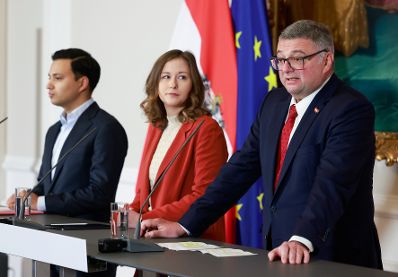 Am 20. November 2025 gab Bundesministerin Claudia Plakolm (m.) gemeinsam mit Staatssekret&auml;r J&ouml;rg Leichtfried (r.) und Klubobmann Yannick Shetty (l.) eine Pressekonferenz zum Thema Kinderkopftuchverbot an den Schulen.
