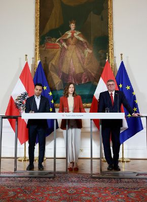 Am 20. November 2025 gab Bundesministerin Claudia Plakolm (m.) gemeinsam mit Staatssekret&auml;r J&ouml;rg Leichtfried (r.) und Klubobmann Yannick Shetty (l.) eine Pressekonferenz zum Thema Kinderkopftuchverbot an den Schulen.