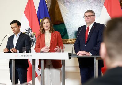 Am 20. November 2025 gab Bundesministerin Claudia Plakolm (m.) gemeinsam mit Staatssekret&auml;r J&ouml;rg Leichtfried (r.) und Klubobmann Yannick Shetty (l.) eine Pressekonferenz zum Thema Kinderkopftuchverbot an den Schulen.