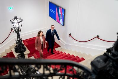 Am 21. November 2025 empfing Bundesministerin Claudia Plakolm (l.) den Parlamentarischen Staatssekret&auml;r Philipp Amthor (r.) zu einem Arbeitsgespr&auml;ch.