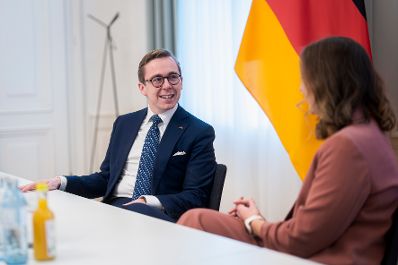 Am 21. November 2025 empfing Bundesministerin Claudia Plakolm (r.) den Parlamentarischen Staatssekret&auml;r Philipp Amthor (l.) zu einem Arbeitsgespr&auml;ch.