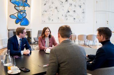Am 21. November 2025 empfing Bundesministerin Claudia Plakolm (m.l.) den Parlamentarischen Staatssekret&auml;r Philipp Amthor (l.) zu einem Arbeitsgespr&auml;ch.