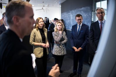 Am 24. November 2025 besuchte Bundesministerin Claudia Plakolm (4.v.r.) gemeinsam mit Bundesministerin Eva-Maria Holzleitner (3.v.r.) das Projekt &bdquo;QuantumReady&quot; im Software Competence Center Hagenberg.