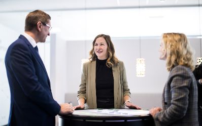 Am 24. November 2025 besuchte Bundesministerin Claudia Plakolm (m.) gemeinsam mit Bundesministerin Eva-Maria Holzleitner (r.) das Projekt &bdquo;QuantumReady&quot; im Software Competence Center Hagenberg.