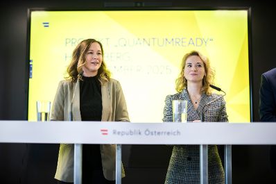 Am 24. November 2025 besuchte Bundesministerin Claudia Plakolm (l.) gemeinsam mit Bundesministerin Eva-Maria Holzleitner (r.) das Projekt &bdquo;QuantumReady&quot; im Software Competence Center Hagenberg. Im Bild bei der anschlie&szlig;enden Pressekonferenz.
