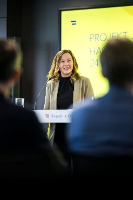 Am 24. November 2025 besuchte Bundesministerin Claudia Plakolm (im Bild) gemeinsam mit Bundesministerin Eva-Maria Holzleitner das Projekt &bdquo;QuantumReady&quot; im Software Competence Center Hagenberg. Im Bild bei der anschlie&szlig;enden Pressekonferenz.