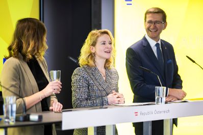 Am 24. November 2025 besuchte Bundesministerin Claudia Plakolm (l.) gemeinsam mit Bundesministerin Eva-Maria Holzleitner (m.) das Projekt &bdquo;QuantumReady&quot; im Software Competence Center Hagenberg. Im Bild bei der anschlie&szlig;enden Pressekonferenz.