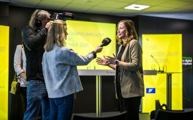 Am 24. November 2025 besuchte Bundesministerin Claudia Plakolm (r.) gemeinsam mit Bundesministerin Eva-Maria Holzleitner das Projekt &bdquo;QuantumReady&quot; im Software Competence Center Hagenberg.