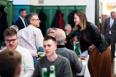 Am 25. November 2025 nahm Bundesministerin Claudia Plakolm (r.) am Europa-Stammtisch auf dem Stiegl-Klosterhof teil.