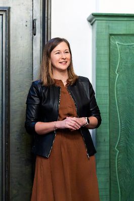 Am 25. November 2025 nahm Bundesministerin Claudia Plakolm (im Bild) am Europa-Stammtisch auf dem Stiegl-Klosterhof teil.