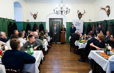 Am 25. November 2025 nahm Bundesministerin Claudia Plakolm am Europa-Stammtisch auf dem Stiegl-Klosterhof teil.
