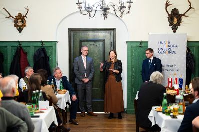 Am 25. November 2025 nahm Bundesministerin Claudia Plakolm (4.v.r.) am Europa-Stammtisch auf dem Stiegl-Klosterhof teil.