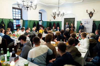 Am 25. November 2025 nahm Bundesministerin Claudia Plakolm am Europa-Stammtisch auf dem Stiegl-Klosterhof teil.