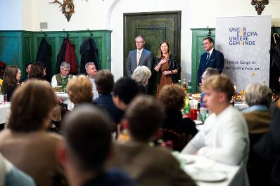 Am 25. November 2025 nahm Bundesministerin Claudia Plakolm am Europa-Stammtisch auf dem Stiegl-Klosterhof teil.