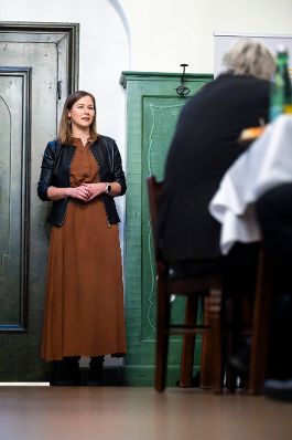 Am 25. November 2025 nahm Bundesministerin Claudia Plakolm (l.) am Europa-Stammtisch auf dem Stiegl-Klosterhof teil.