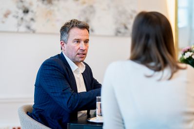 Am 26. November 2025 empfing Bundesministerin Claudia Plakolm (r.) den Vorstand des Arbeitsmarktservice Johannes Kopf (l.) zu einem Arbeitsgespr&auml;ch.