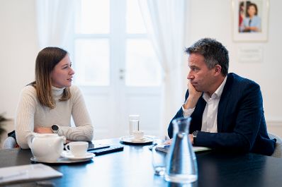 Am 26. November 2025 empfing Bundesministerin Claudia Plakolm (r.) den Vorstand des Arbeitsmarktservice Johannes Kopf (l.) zu einem Arbeitsgespr&auml;ch.